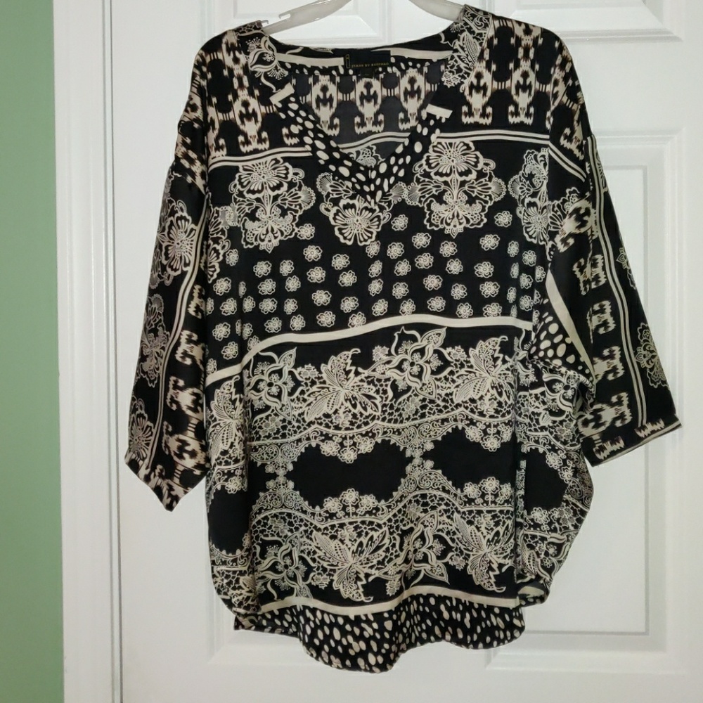i Jeans by Buffalo Black Pattern V-Neck Top